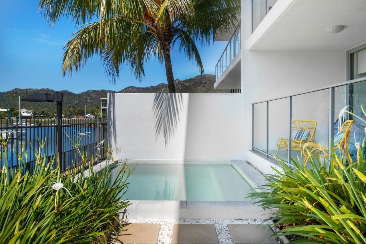 Peppers Blue On Blue Otel Nelly Bay Dış mekan fotoğraf A private pool at a resort in Queensland, Australia