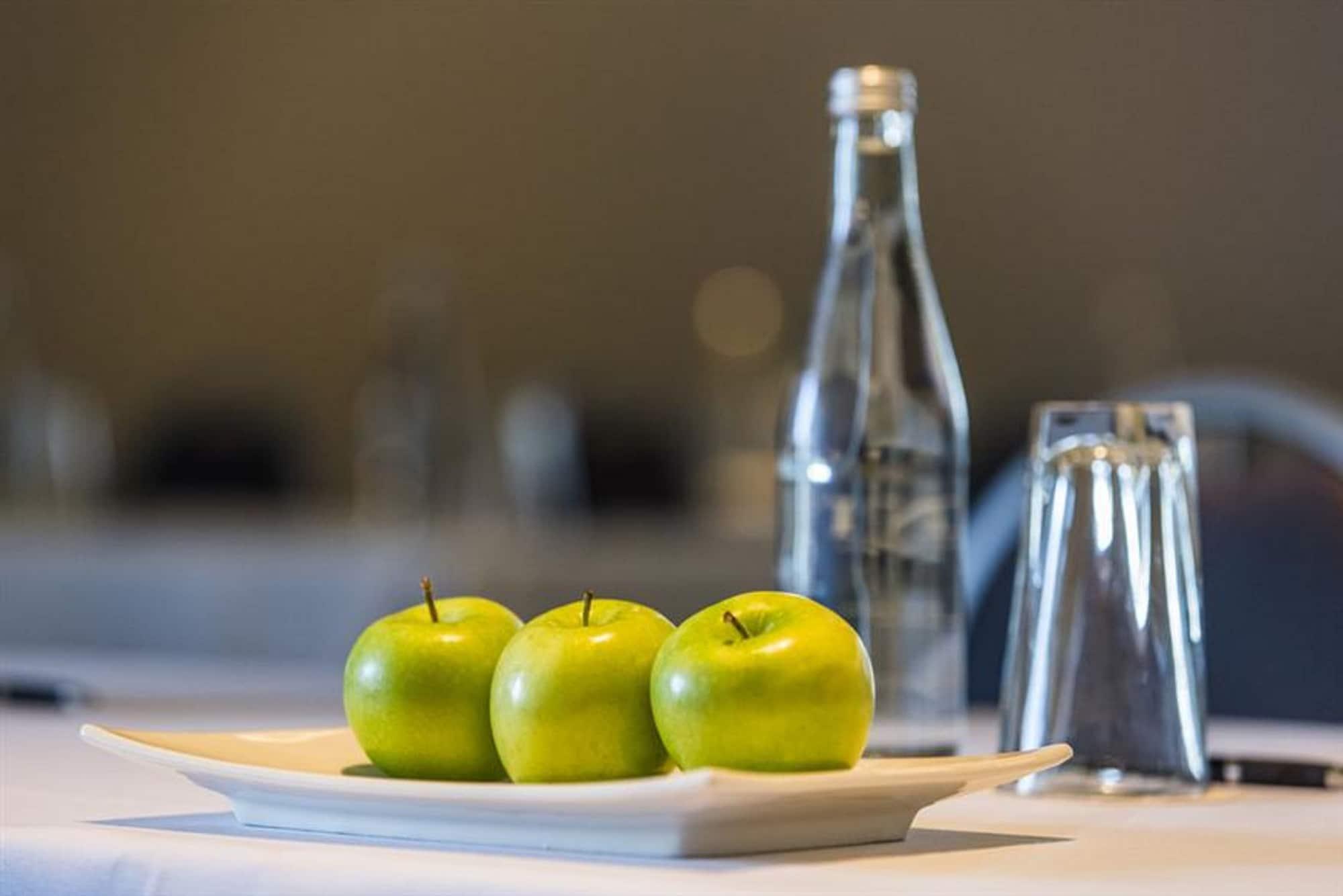 Peppers Blue On Blue Otel Nelly Bay Dış mekan fotoğraf A bottle of water and apples on a table