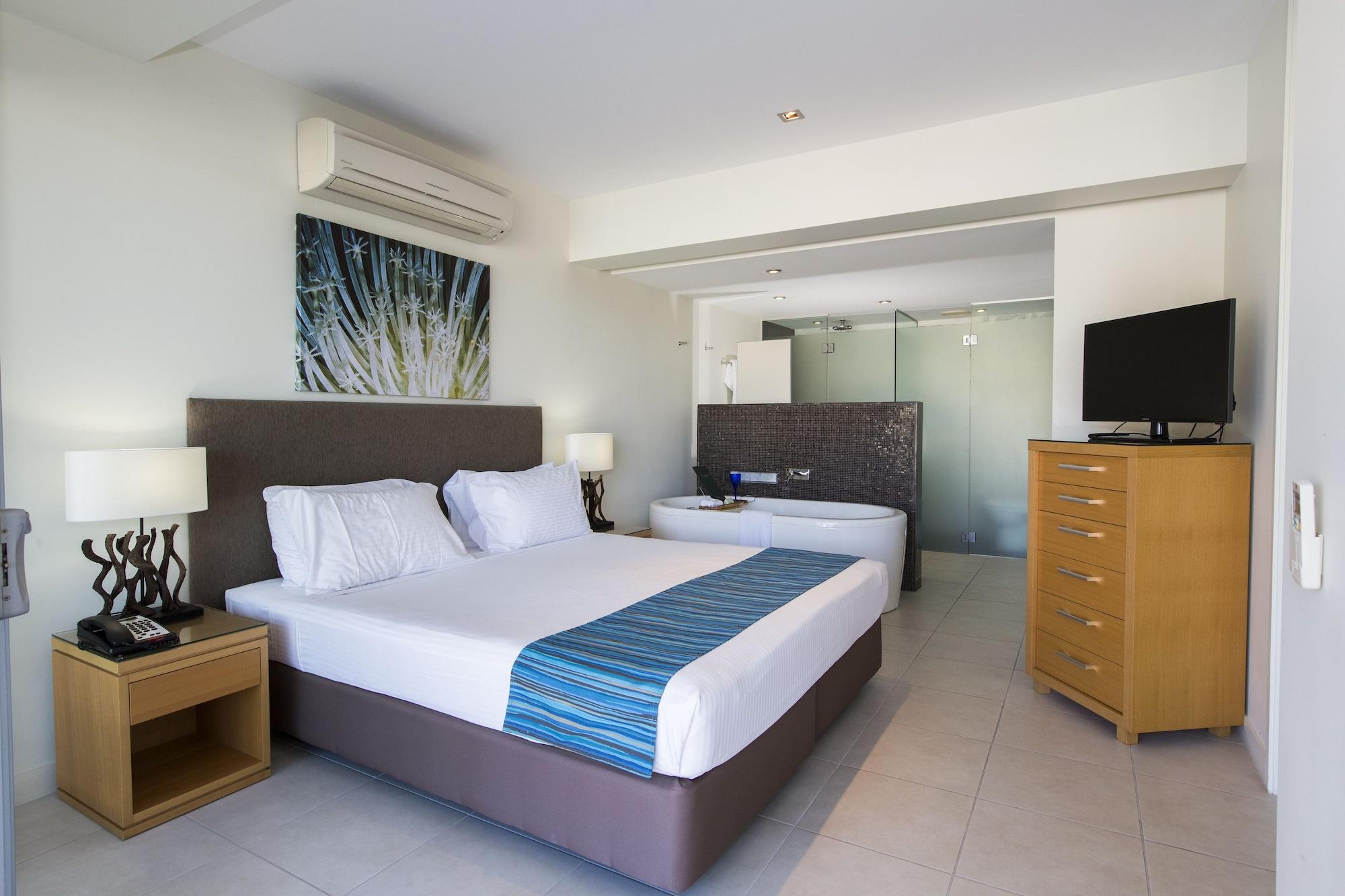 Peppers Blue On Blue Otel Nelly Bay Dış mekan fotoğraf A bedroom at the Mantra on Saltwater Island