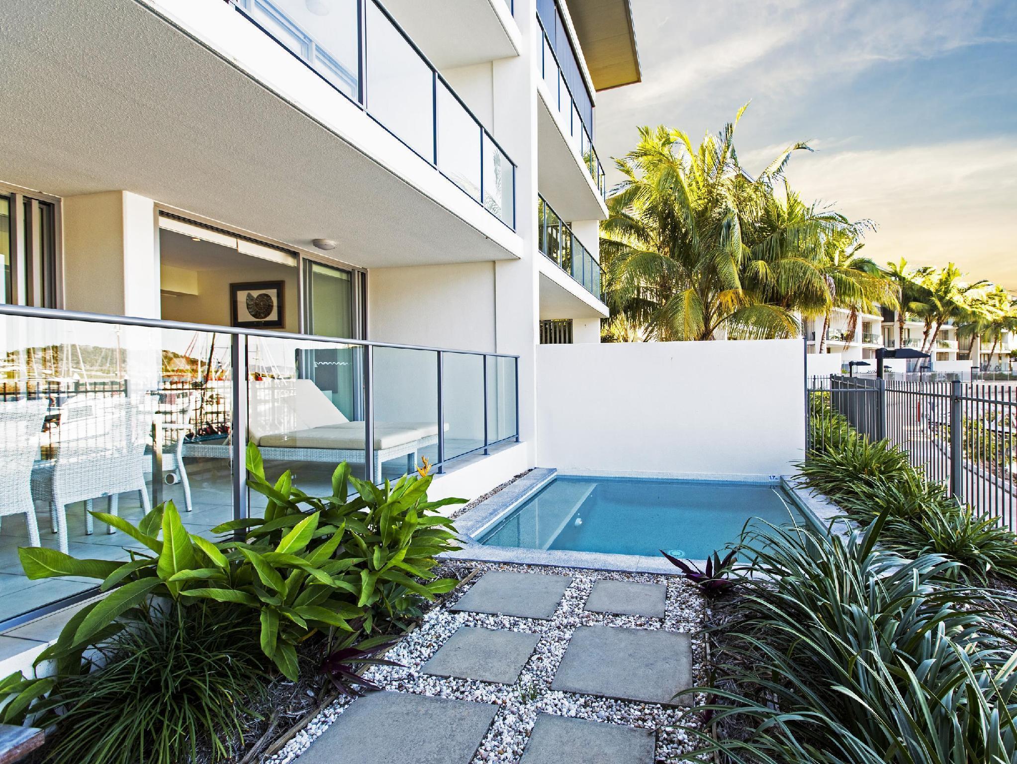 Peppers Blue On Blue Otel Nelly Bay Dış mekan fotoğraf A pool at a private residence in Miami