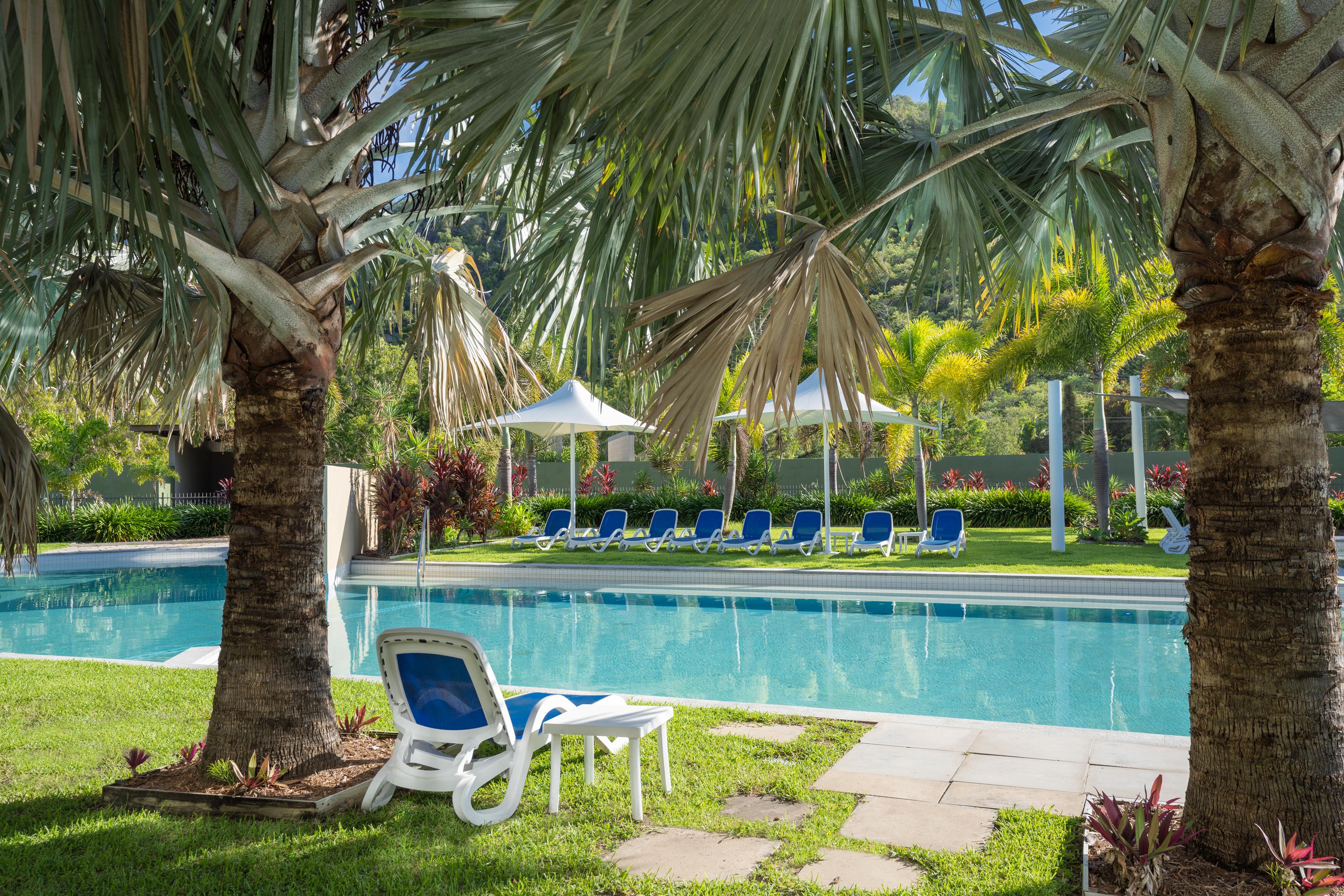 Peppers Blue On Blue Otel Nelly Bay Dış mekan fotoğraf The pool at the resort
