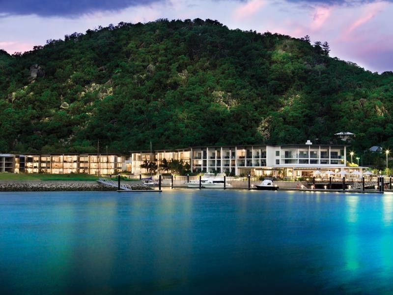 Peppers Blue On Blue Otel Nelly Bay Dış mekan fotoğraf The resort at night