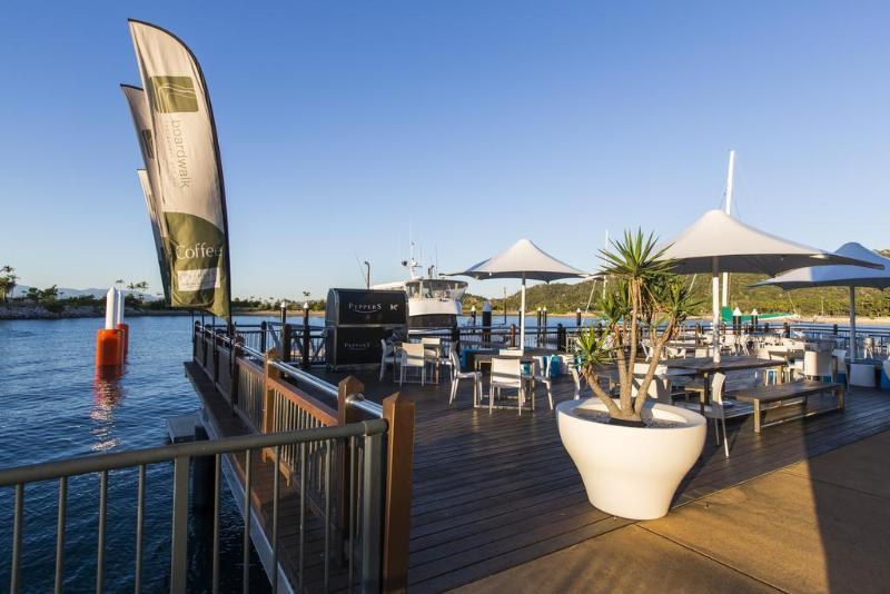 Peppers Blue On Blue Otel Nelly Bay Dış mekan fotoğraf The Deck at Mooloolaba Marina