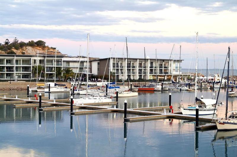Peppers Blue On Blue Otel Nelly Bay Dış mekan fotoğraf The Marina at Tumby Bay